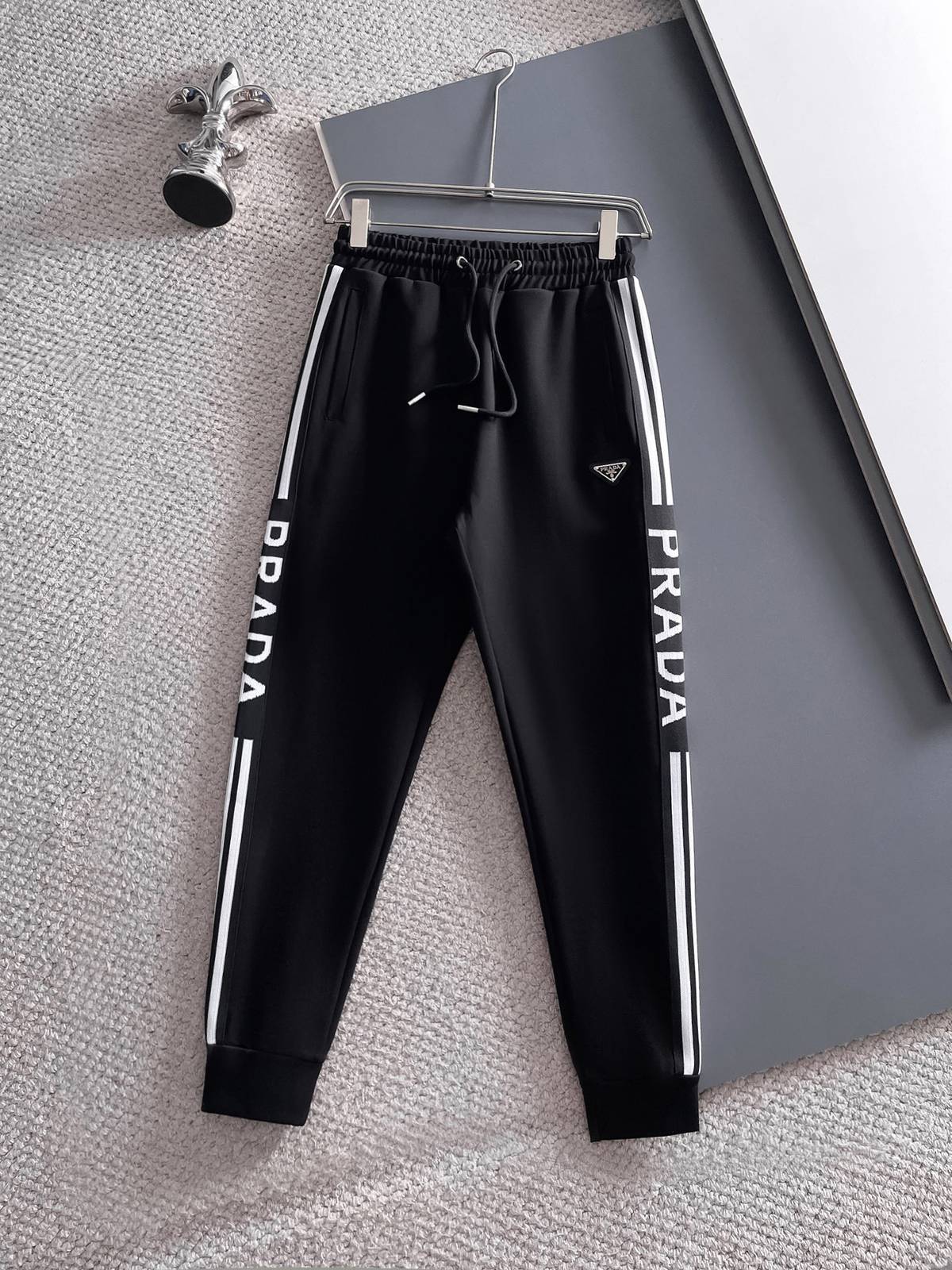 PRADA プラダ メンズ セットアップ ジップアップパーカー ロゴワッペン サイドライン トラックスーツ ブラック - 画像 7