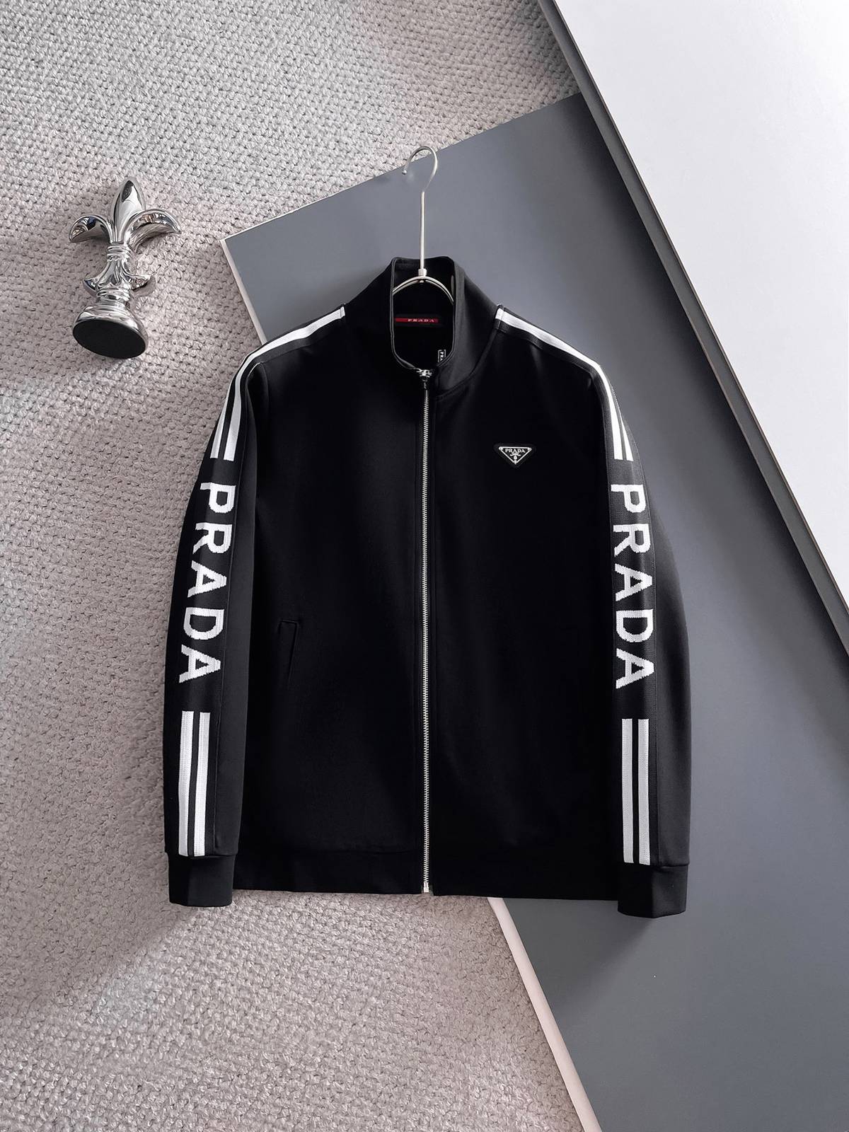 PRADA プラダ メンズ セットアップ ジップアップパーカー ロゴワッペン サイドライン トラックスーツ ブラック - 画像 9