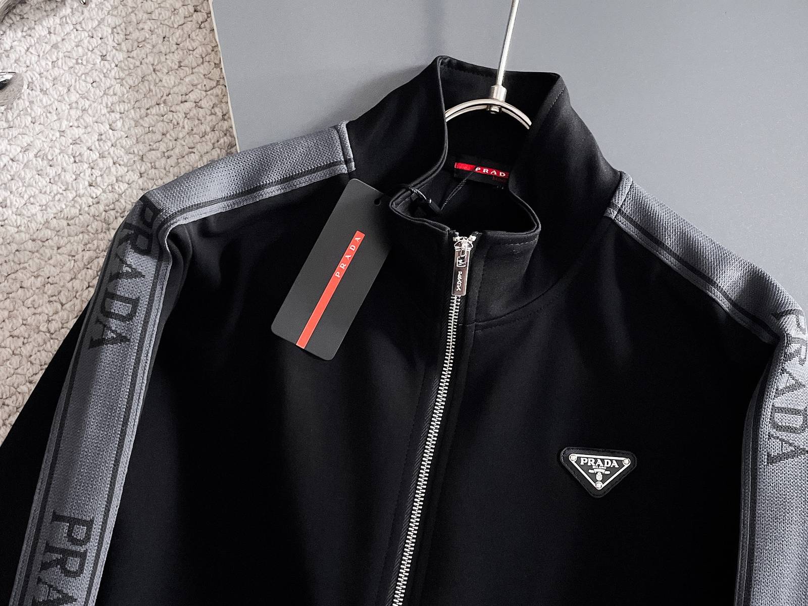 PRADA プラダ メンズ セットアップ ジップアップパーカー ロゴワッペン ロゴテープ スポーツウェア 秋冬 ブラック - 画像 3