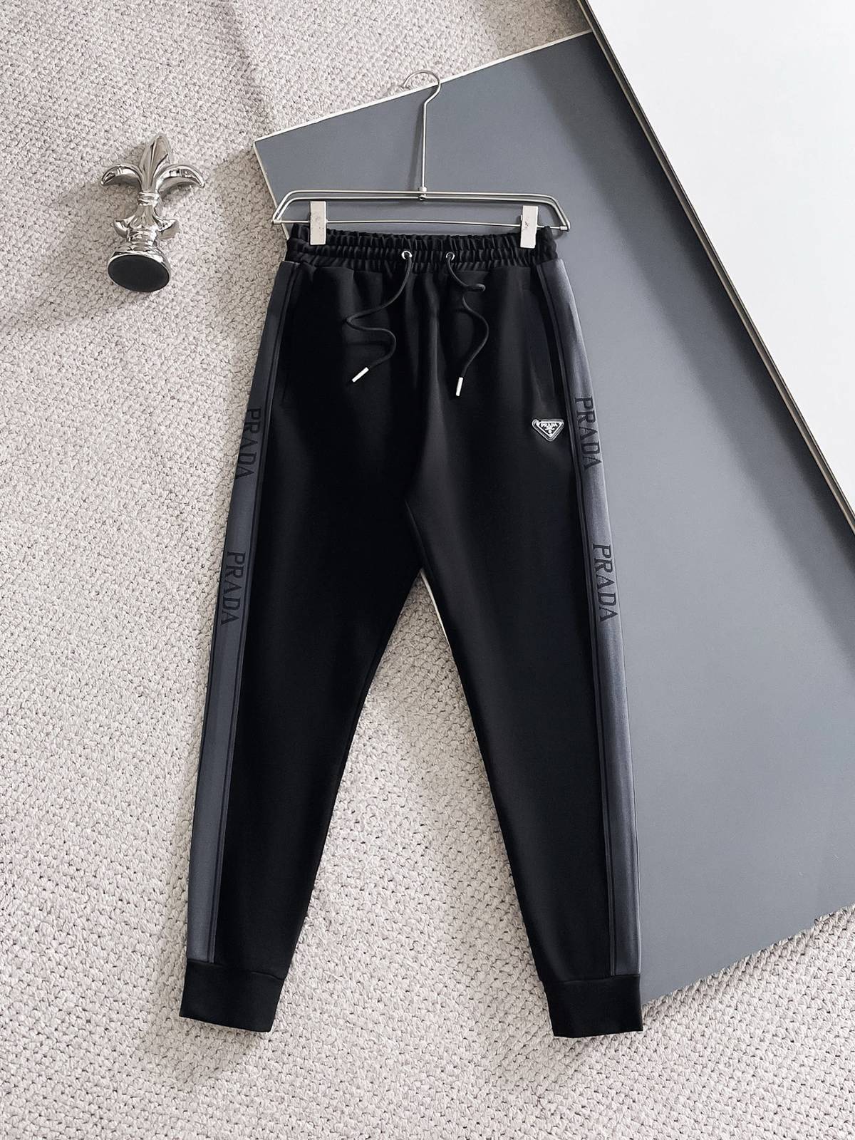PRADA プラダ メンズ セットアップ ジップアップパーカー ロゴワッペン ロゴテープ スポーツウェア 秋冬 ブラック - 画像 7