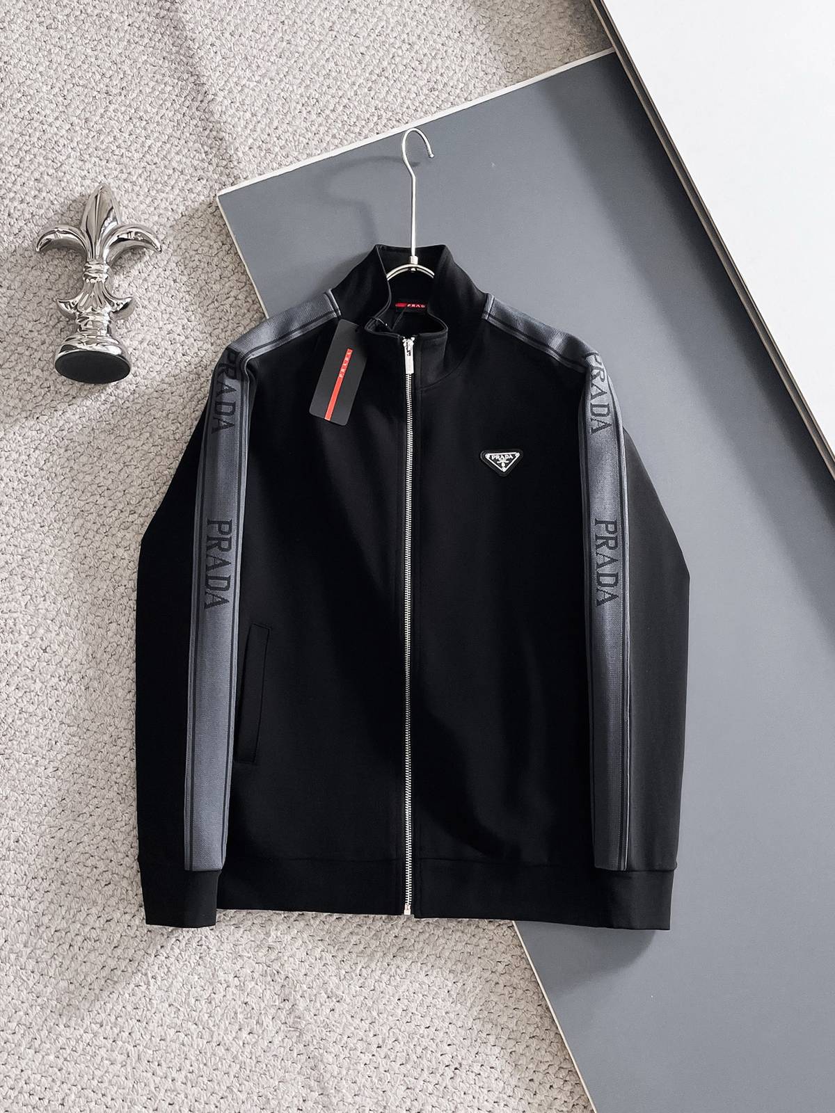 PRADA プラダ メンズ セットアップ ジップアップパーカー ロゴワッペン ロゴテープ スポーツウェア 秋冬 ブラック - 画像 9