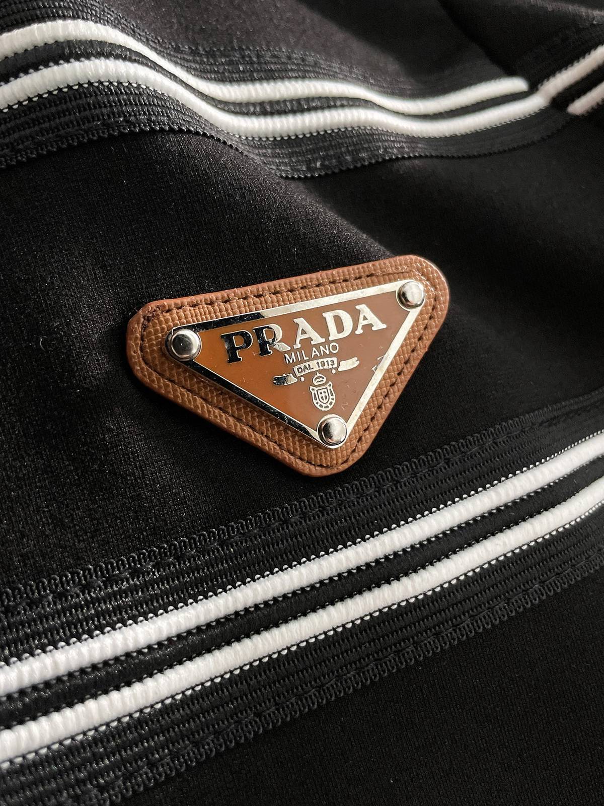PRADA プラダ メンズ セットアップ ジップアップパーカー ロゴワッペン サイドライン スポーツウェア 秋冬 ブラック - 画像 2