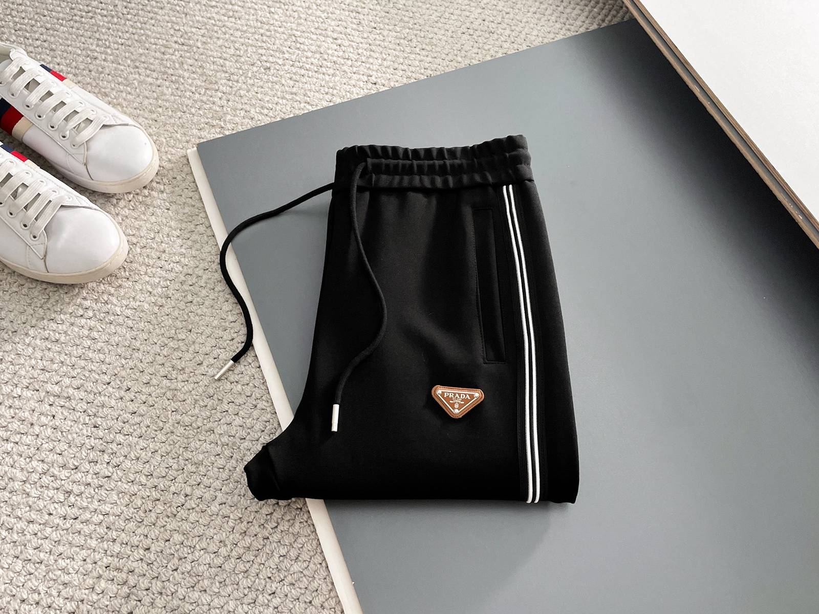 PRADA プラダ メンズ セットアップ ジップアップパーカー ロゴワッペン サイドライン スポーツウェア 秋冬 ブラック - 画像 4