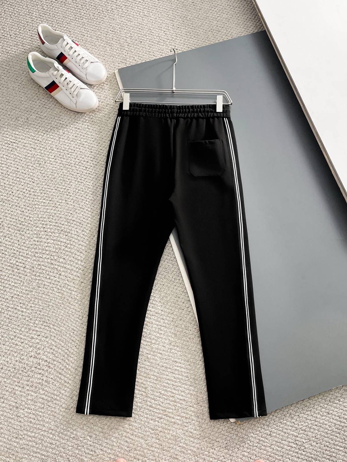 PRADA プラダ メンズ セットアップ ジップアップパーカー ロゴワッペン サイドライン スポーツウェア 秋冬 ブラック - 画像 6