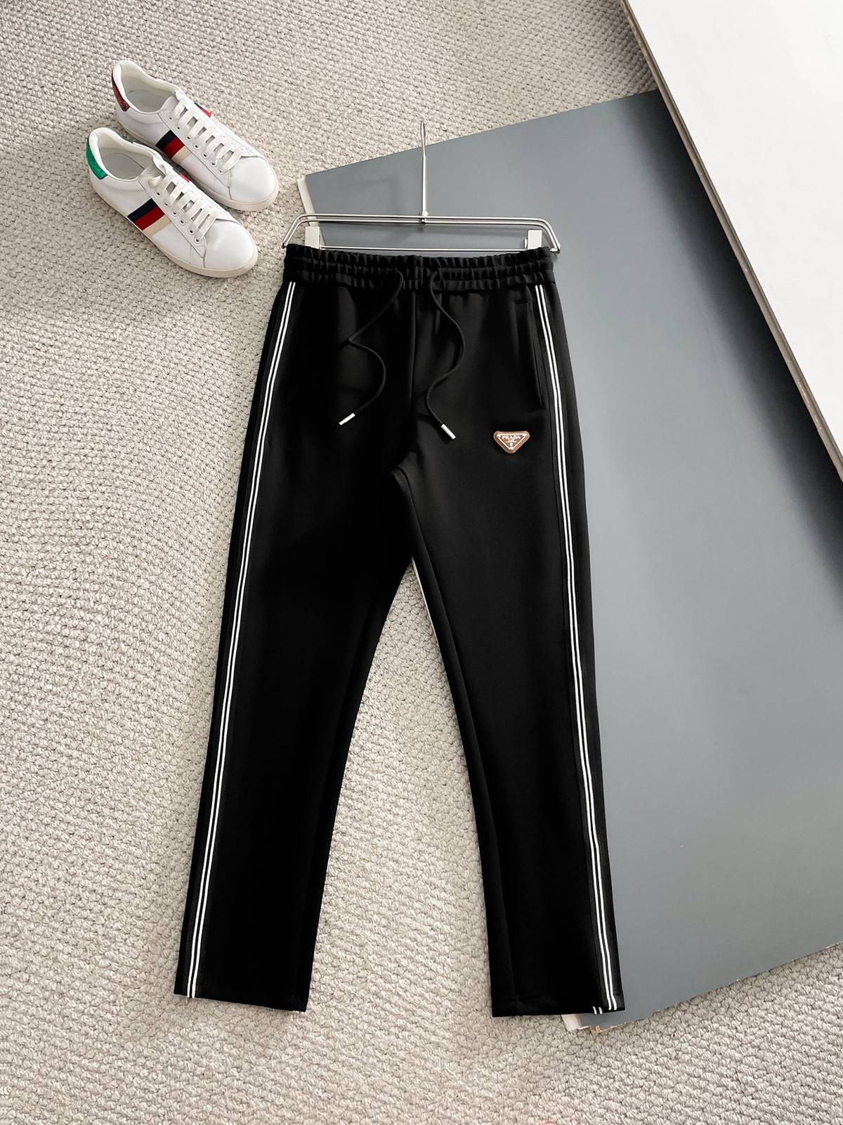 PRADA プラダ メンズ セットアップ ジップアップパーカー ロゴワッペン サイドライン スポーツウェア 秋冬 ブラック - 画像 7