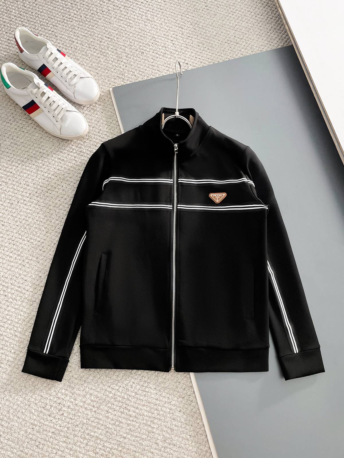 PRADA プラダ メンズ セットアップ ジップアップパーカー ロゴワッペン サイドライン スポーツウェア 秋冬 ブラック - 画像 8