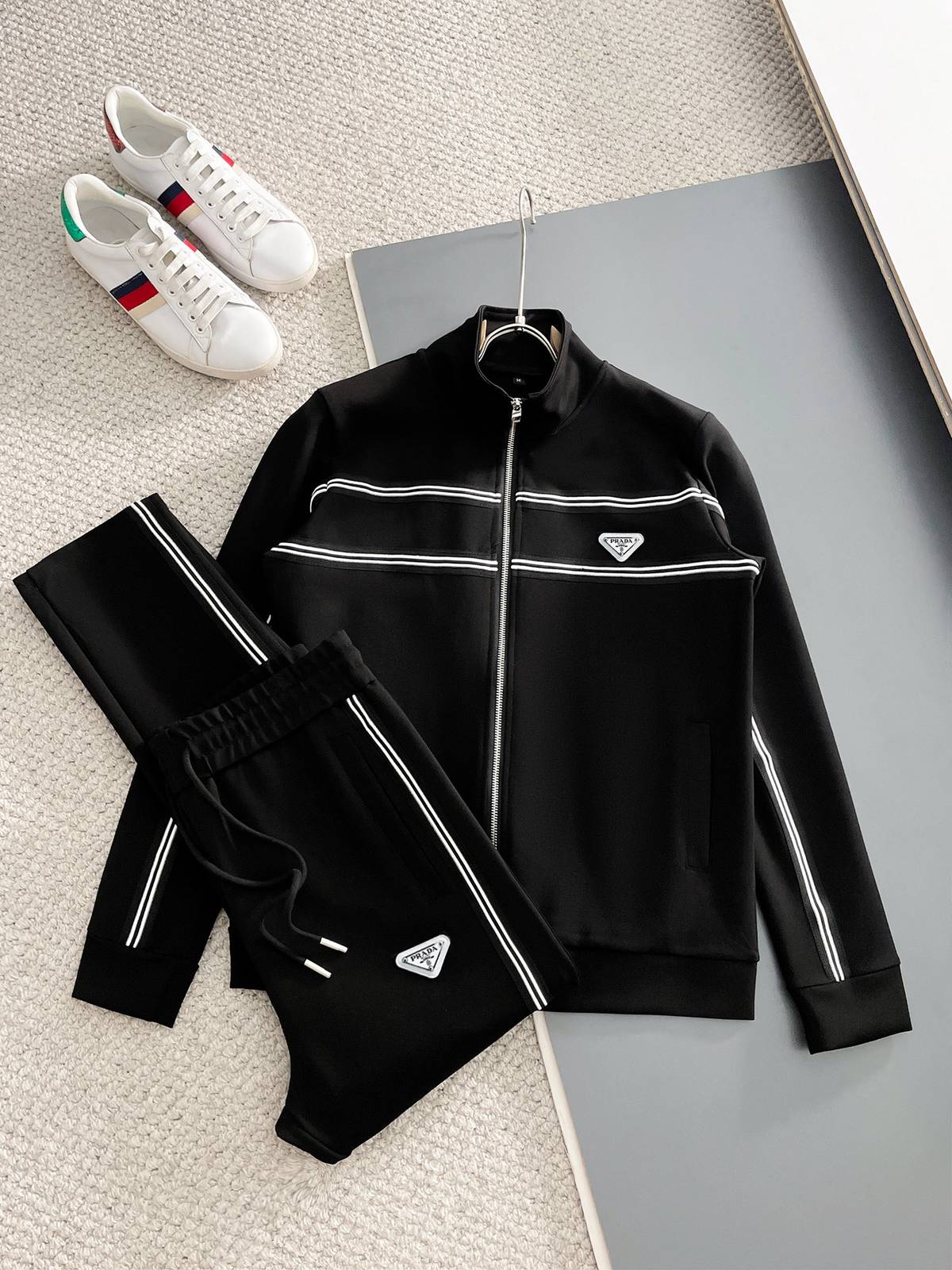 PRADA プラダ メンズ セットアップ ジップアップパーカー ロゴワッペン サイドライン スポーツウェア 秋冬 ブラック