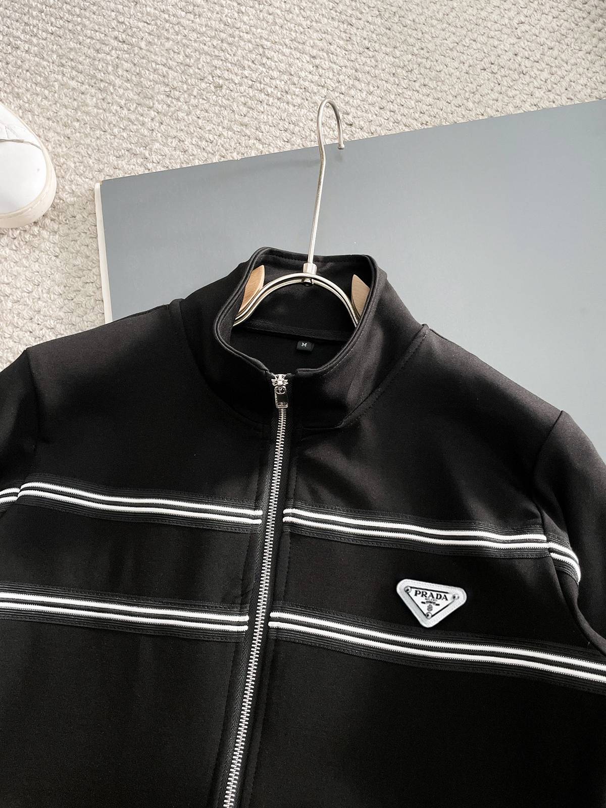 PRADA プラダ メンズ セットアップ ジップアップパーカー ロゴワッペン サイドライン スポーツウェア 秋冬 ブラック - 画像 2