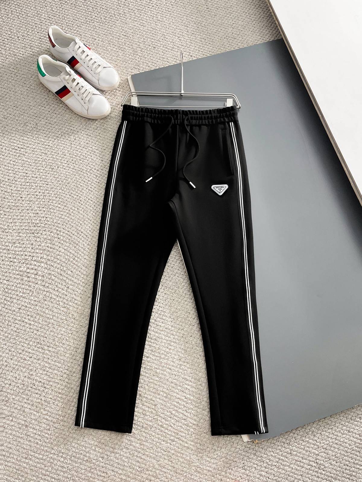 PRADA プラダ メンズ セットアップ ジップアップパーカー ロゴワッペン サイドライン スポーツウェア 秋冬 ブラック - 画像 4