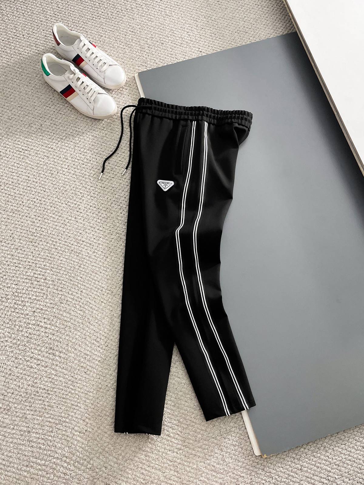 PRADA プラダ メンズ セットアップ ジップアップパーカー ロゴワッペン サイドライン スポーツウェア 秋冬 ブラック - 画像 5