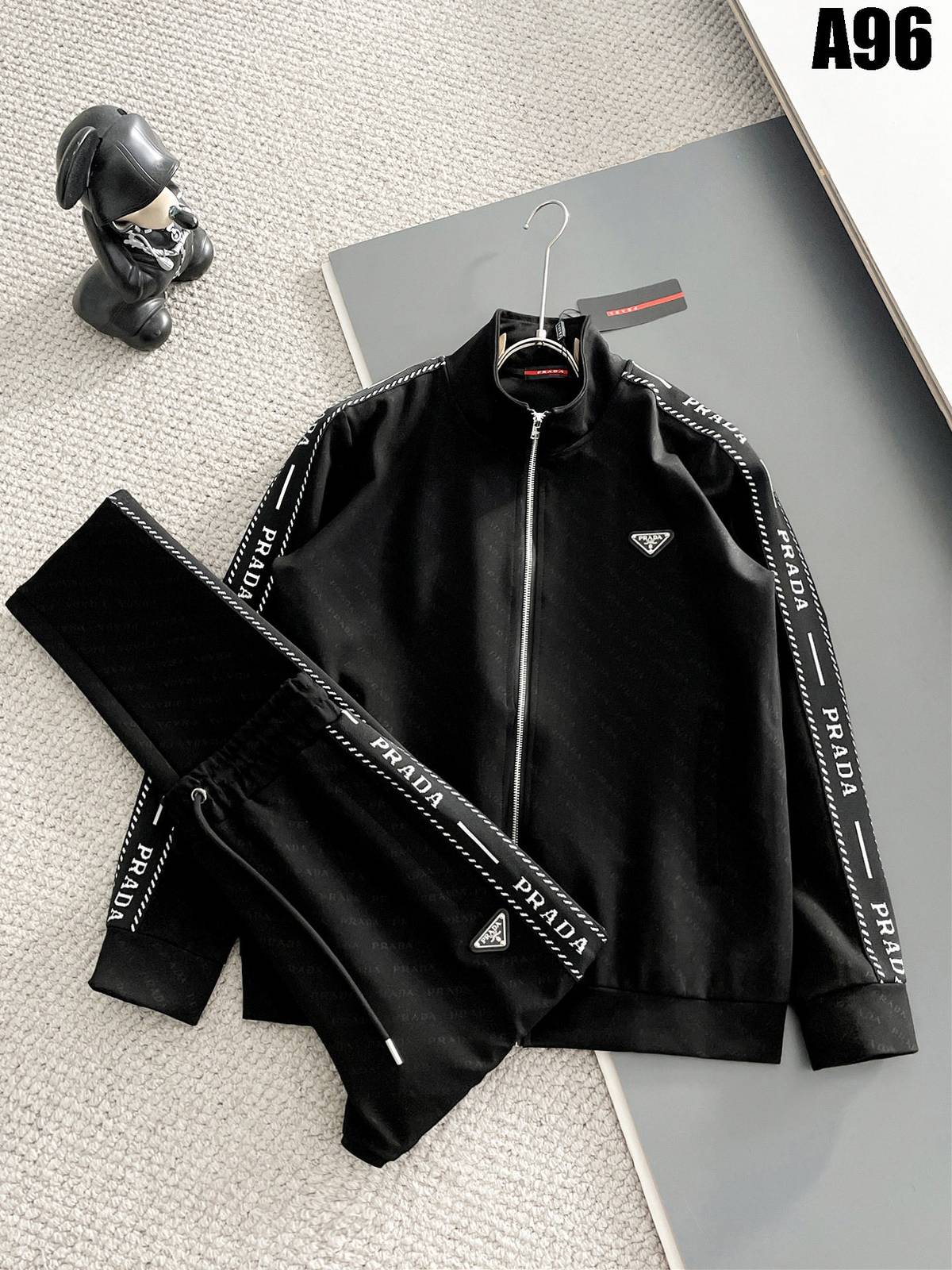 PRADA プラダ メンズ セットアップ ジップアップパーカー ロゴテープ スウェットセットアップ ストリート ブラック