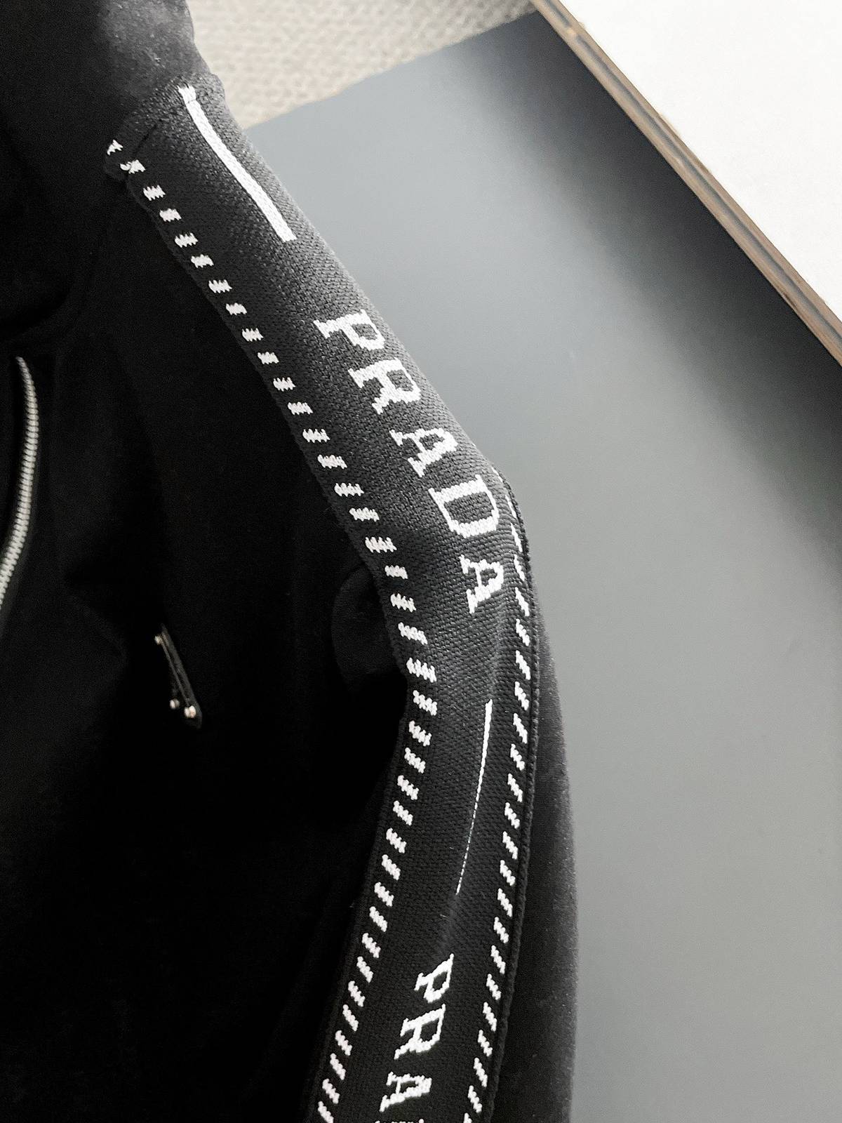 PRADA プラダ メンズ セットアップ ジップアップパーカー ロゴテープ スウェットセットアップ ストリート ブラック - 画像 2