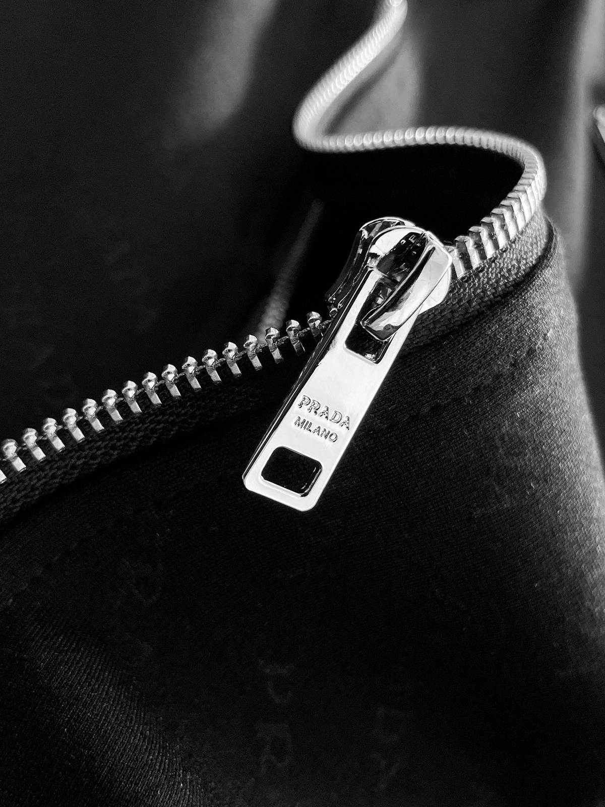 PRADA プラダ メンズ セットアップ ジップアップパーカー ロゴテープ スウェットセットアップ ストリート ブラック - 画像 4