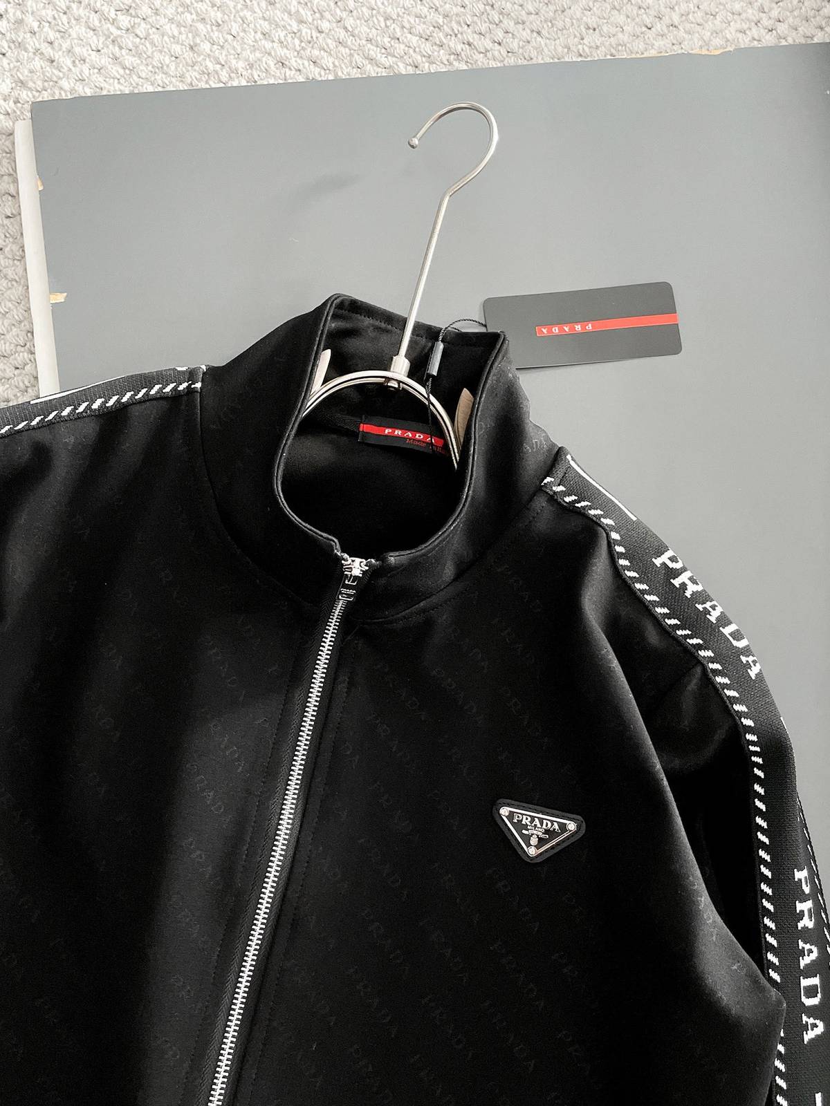 PRADA プラダ メンズ セットアップ ジップアップパーカー ロゴテープ スウェットセットアップ ストリート ブラック - 画像 5