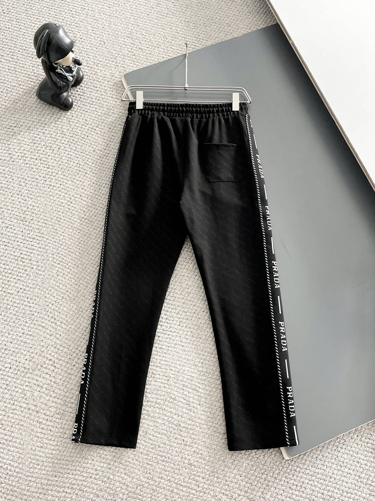 PRADA プラダ メンズ セットアップ ジップアップパーカー ロゴテープ スウェットセットアップ ストリート ブラック - 画像 6