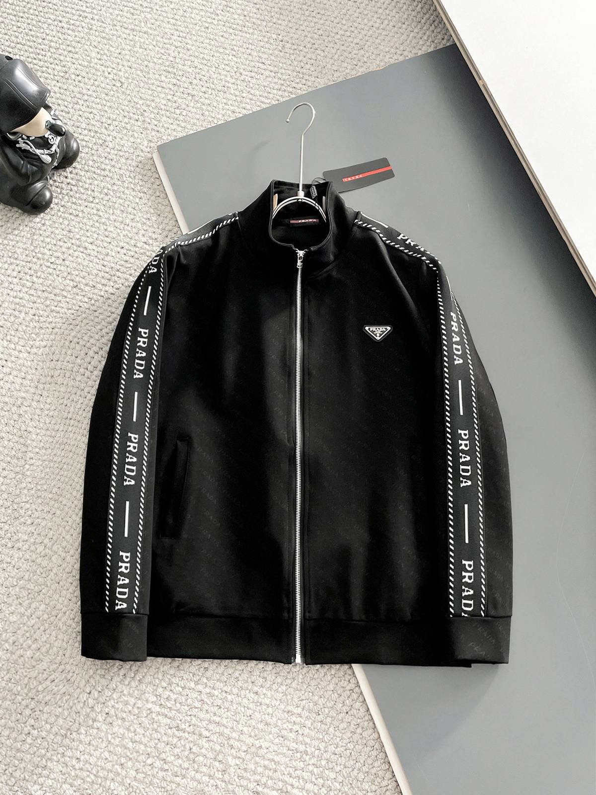 PRADA プラダ メンズ セットアップ ジップアップパーカー ロゴテープ スウェットセットアップ ストリート ブラック - 画像 9