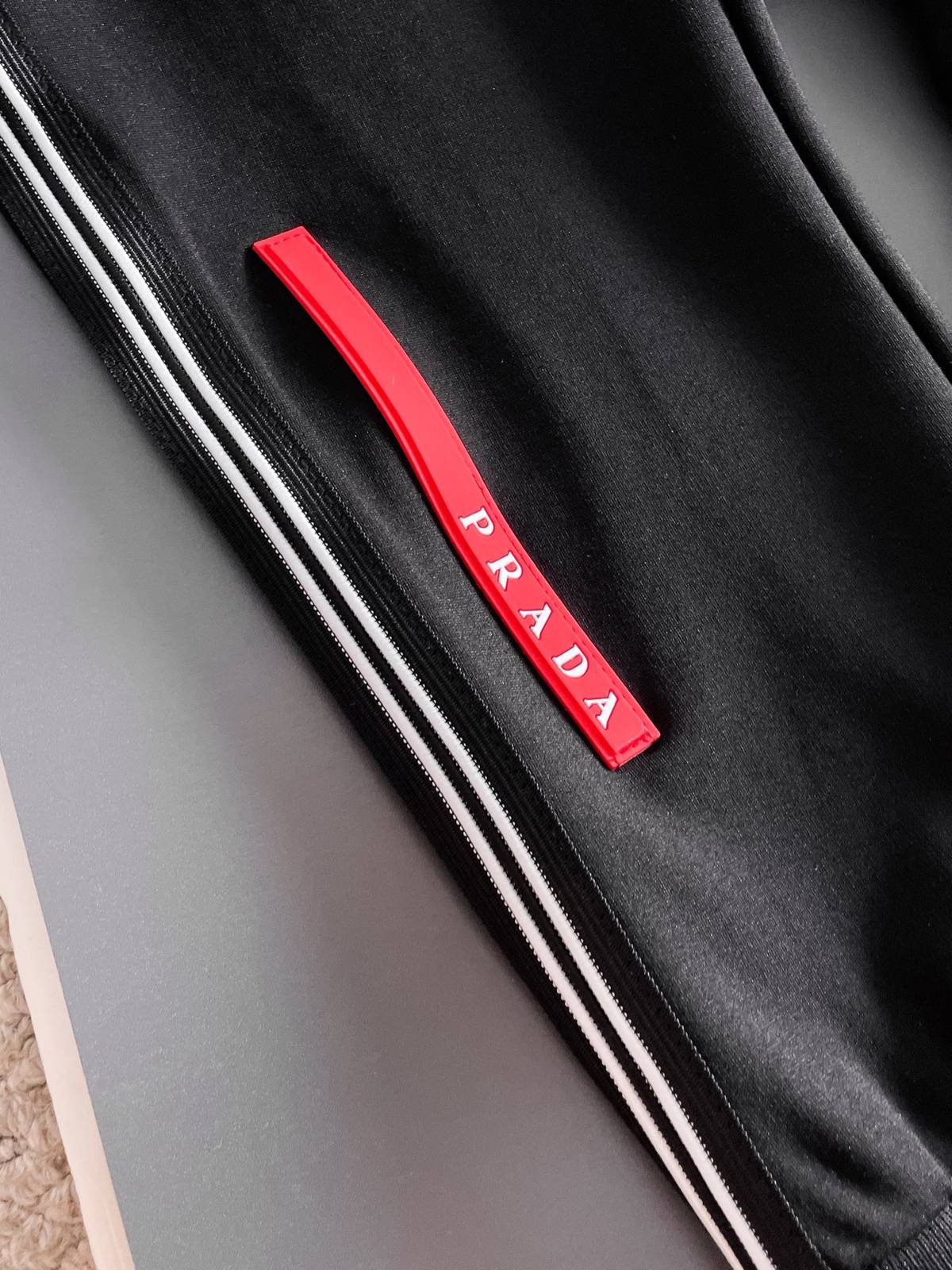 PRADA プラダ メンズ セットアップ ジップアップパーカー ロゴテープ スポーツウェア ブラック - 画像 4