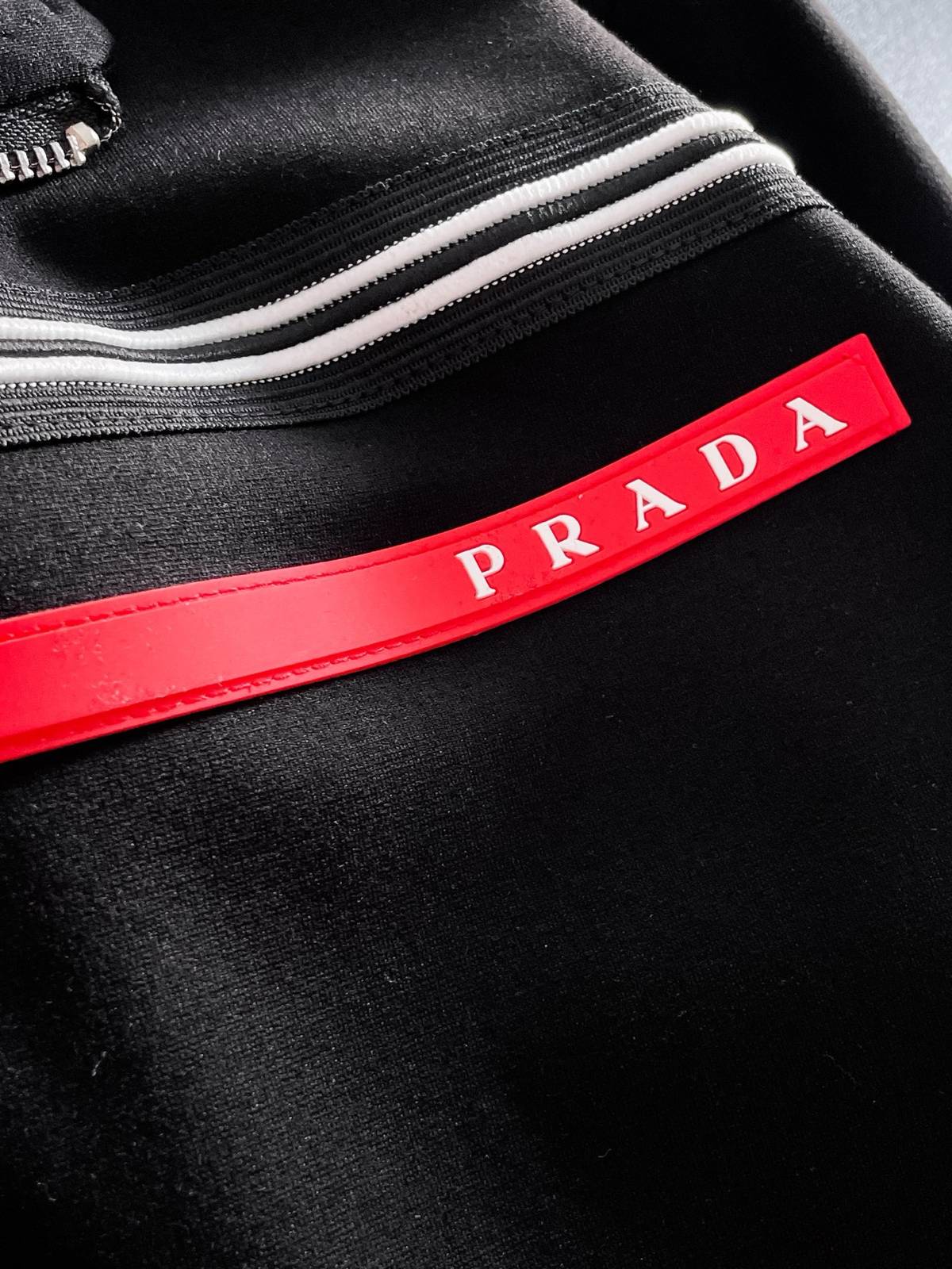 PRADA プラダ メンズ セットアップ ジップアップパーカー ロゴテープ スポーツウェア ブラック - 画像 5