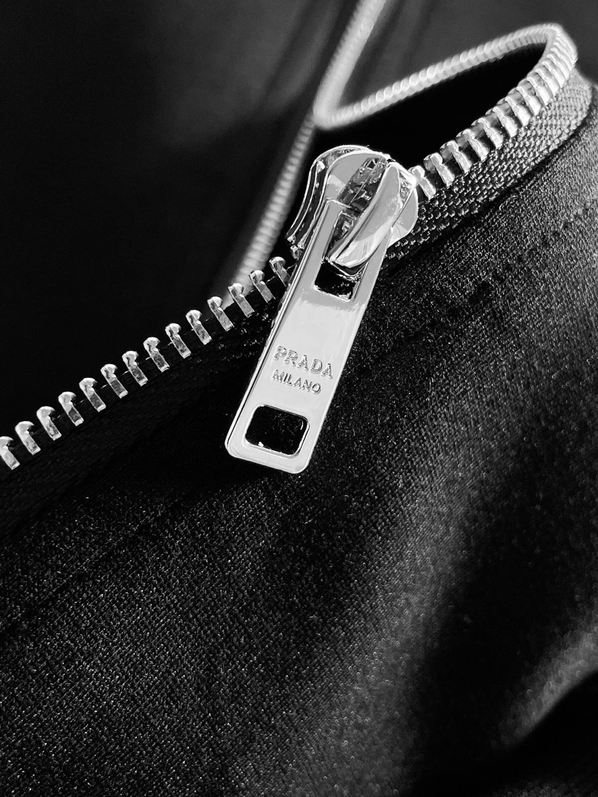 PRADA プラダ メンズ セットアップ ジップアップパーカー ロゴテープ スポーツウェア ブラック - 画像 6
