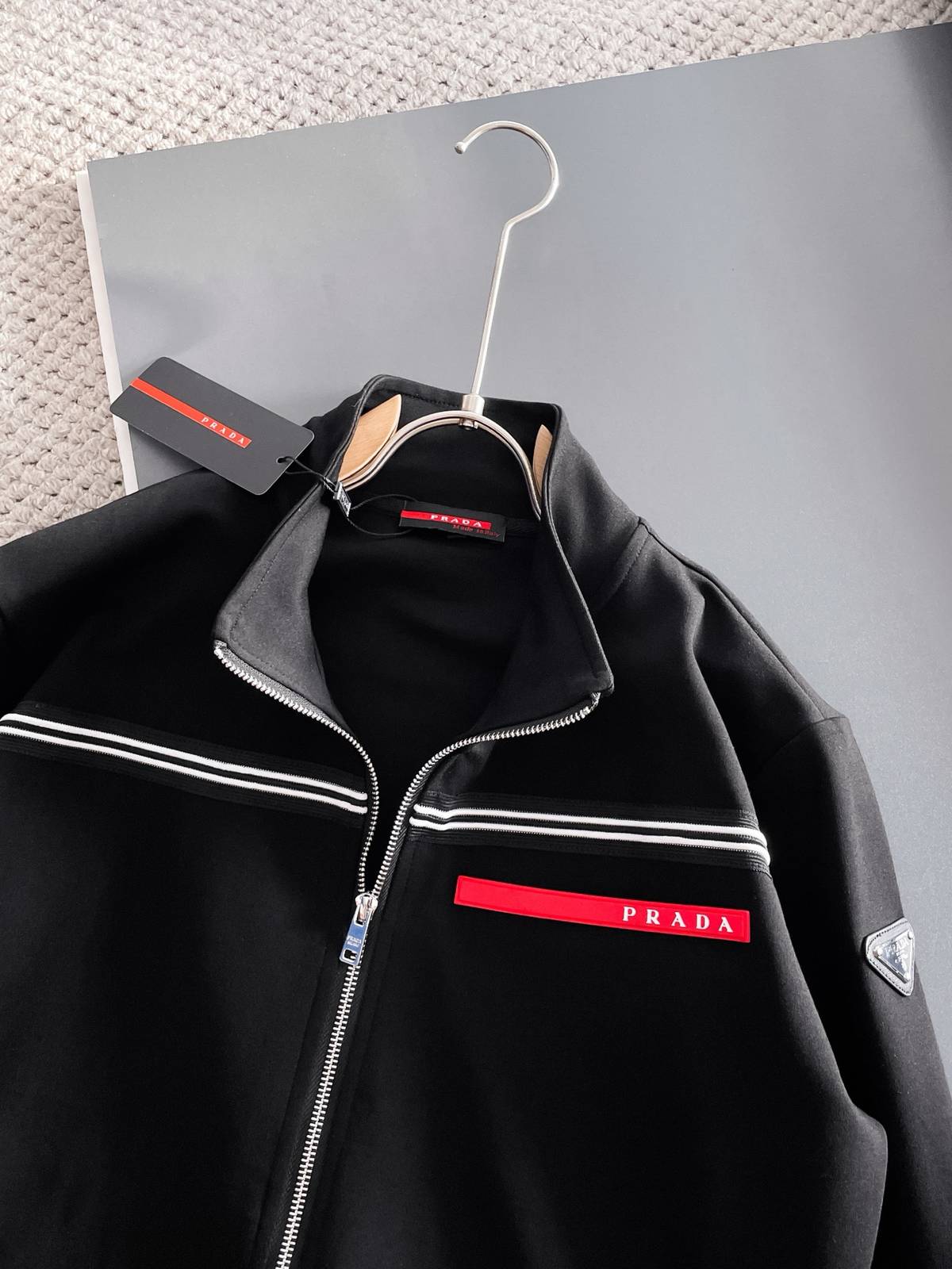 PRADA プラダ メンズ セットアップ ジップアップパーカー ロゴテープ スポーツウェア ブラック - 画像 8