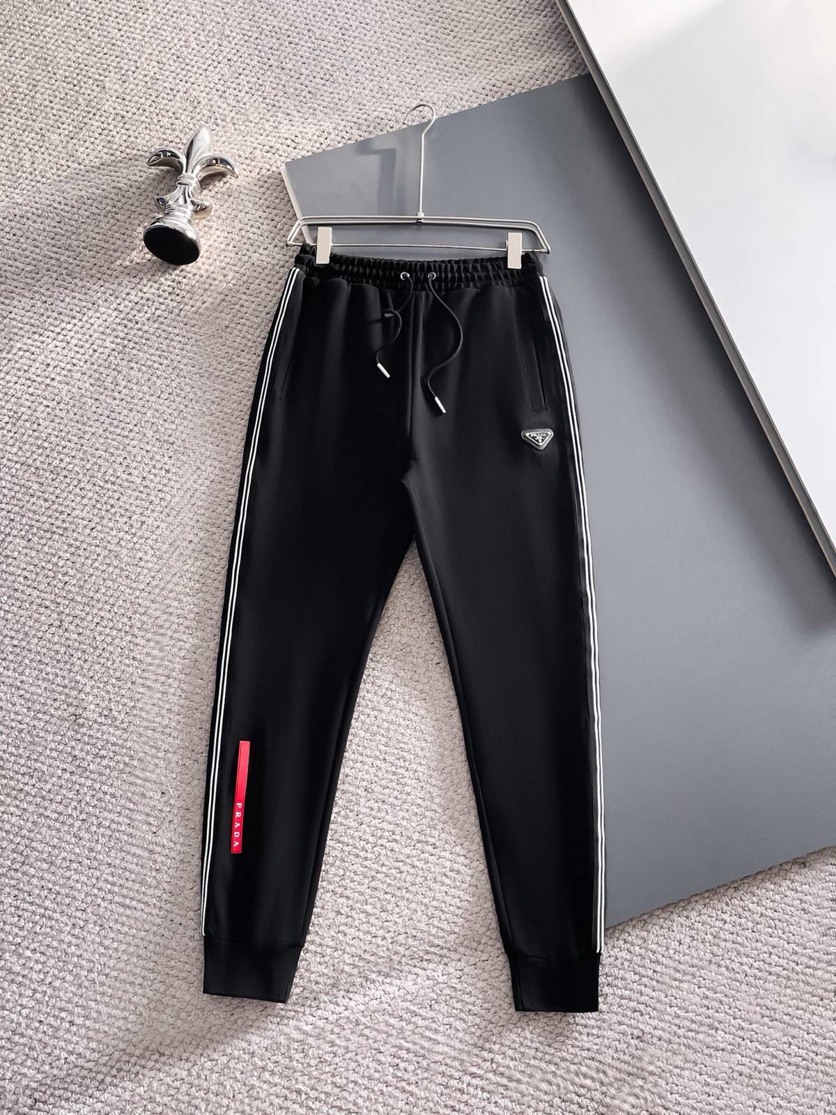 PRADA プラダ メンズ セットアップ ジップアップパーカー ロゴテープ スポーツウェア ブラック - 画像 9