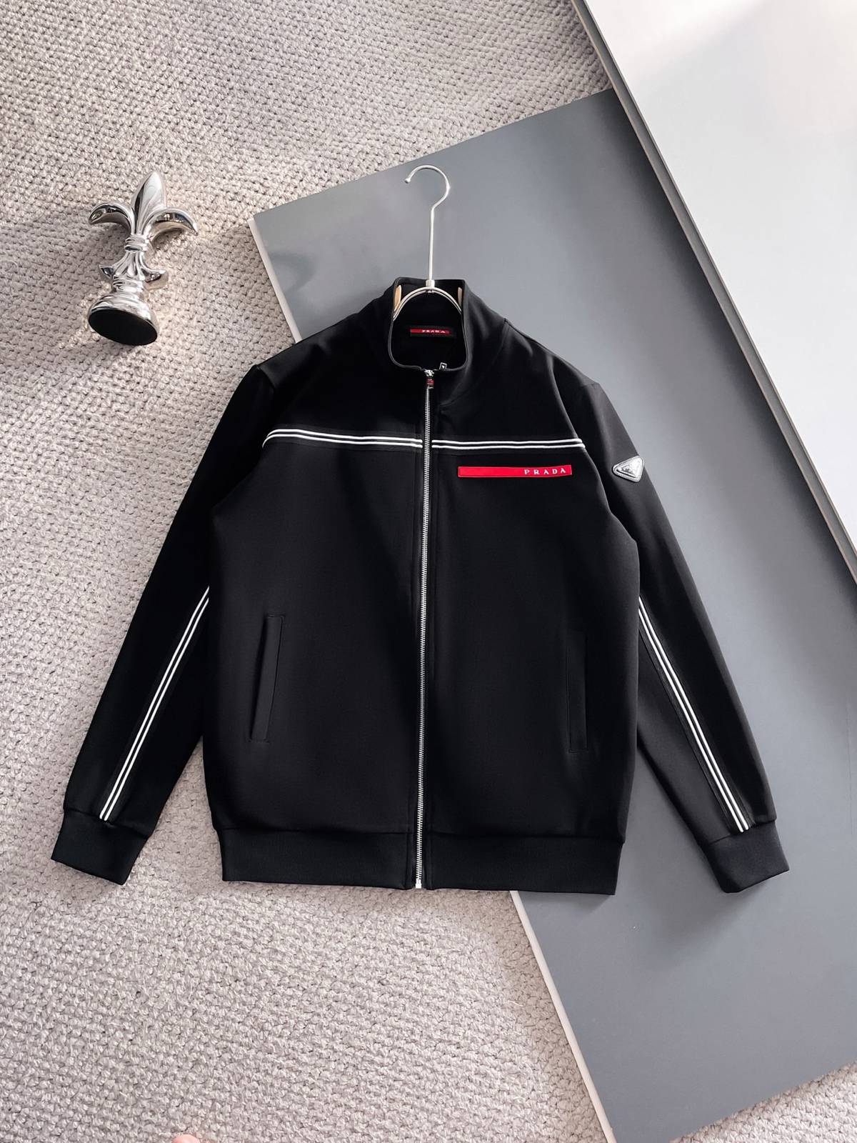 PRADA プラダ メンズ セットアップ ジップアップパーカー ロゴテープ スポーツウェア ブラック - 画像 10