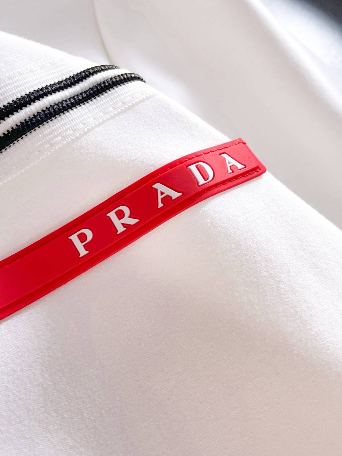 PRADA メンズ セットアップ ジップアップパーカー ロゴテープ ロゴワッペン スポーツウェア ストリート ホワイト - 画像 2