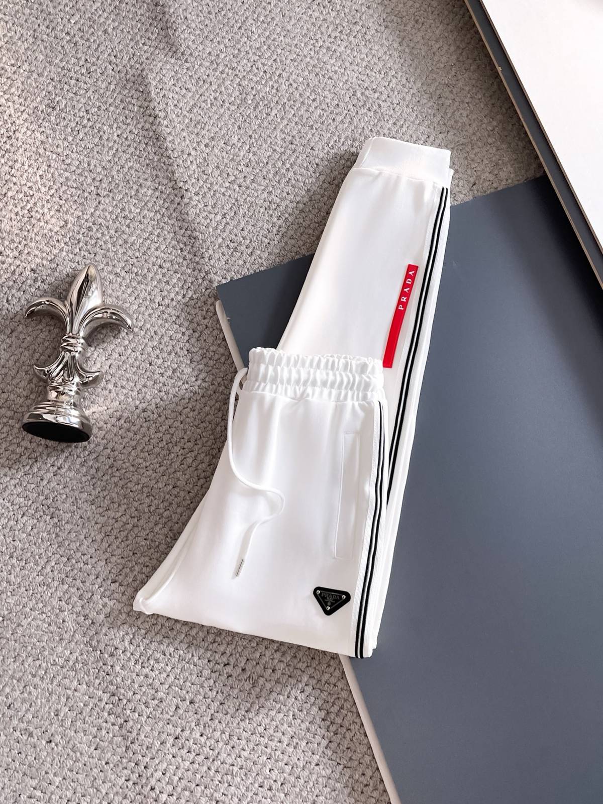 PRADA メンズ セットアップ ジップアップパーカー ロゴテープ ロゴワッペン スポーツウェア ストリート ホワイト - 画像 3