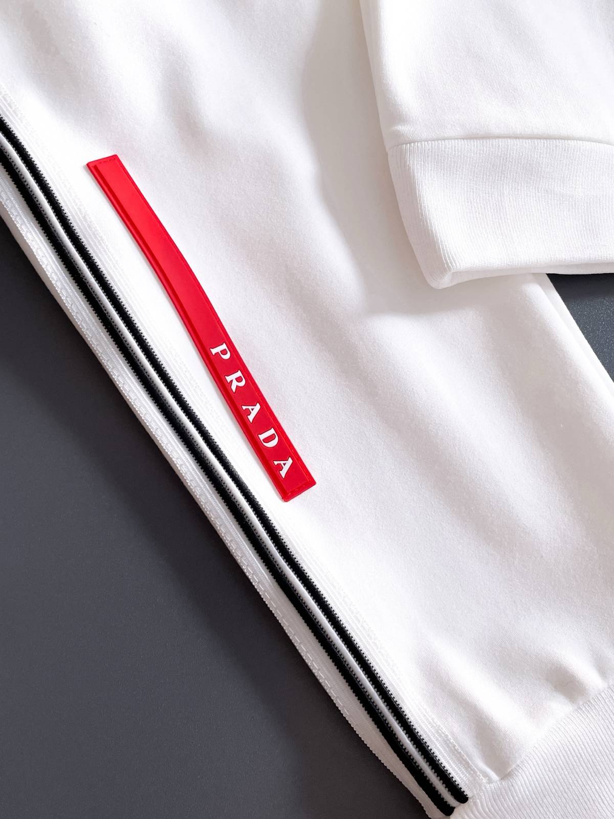 PRADA メンズ セットアップ ジップアップパーカー ロゴテープ ロゴワッペン スポーツウェア ストリート ホワイト - 画像 5