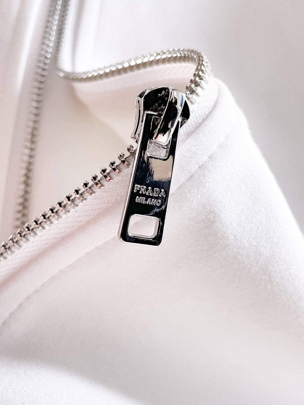 PRADA メンズ セットアップ ジップアップパーカー ロゴテープ ロゴワッペン スポーツウェア ストリート ホワイト - 画像 7