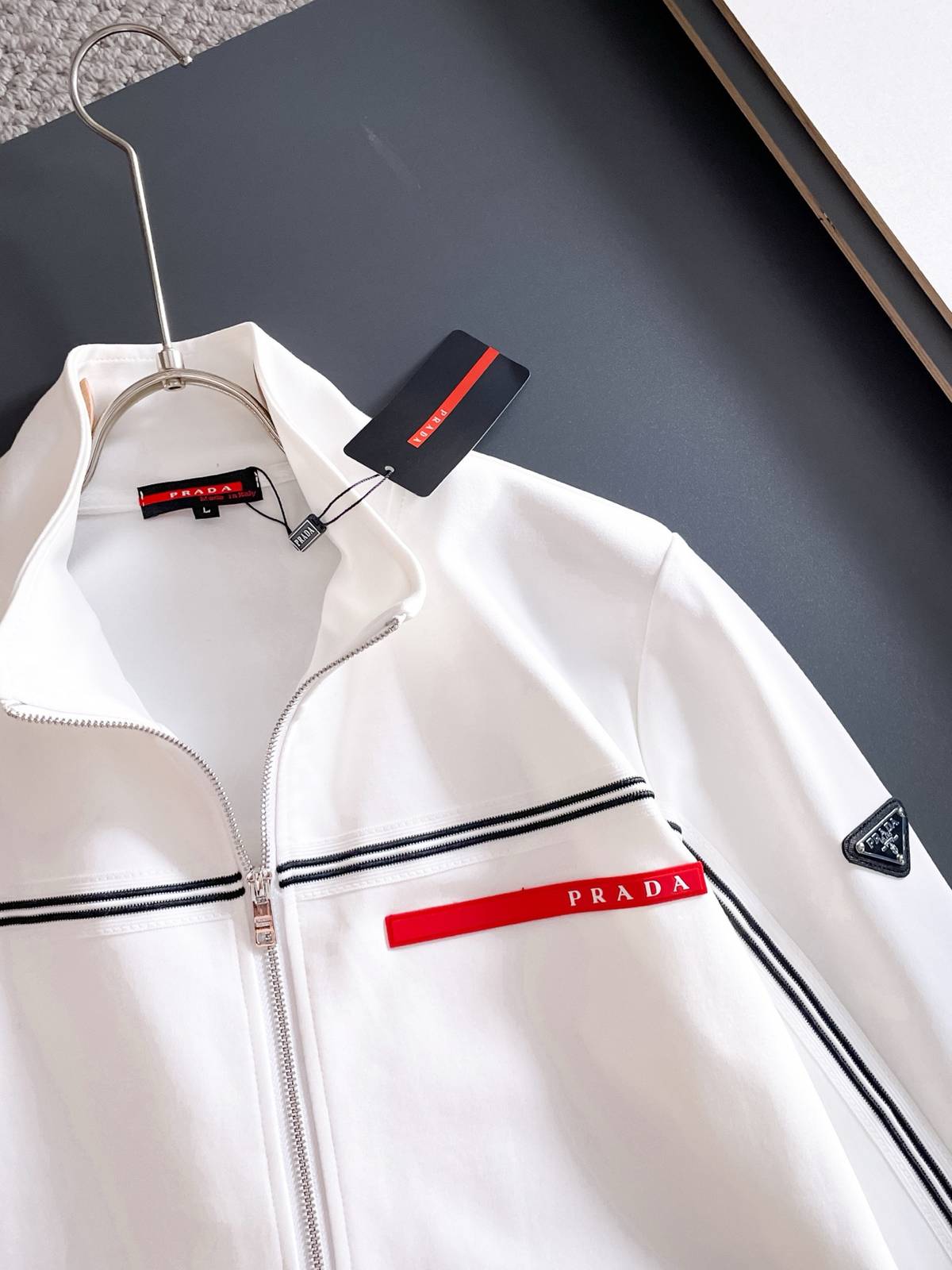 PRADA メンズ セットアップ ジップアップパーカー ロゴテープ ロゴワッペン スポーツウェア ストリート ホワイト - 画像 8