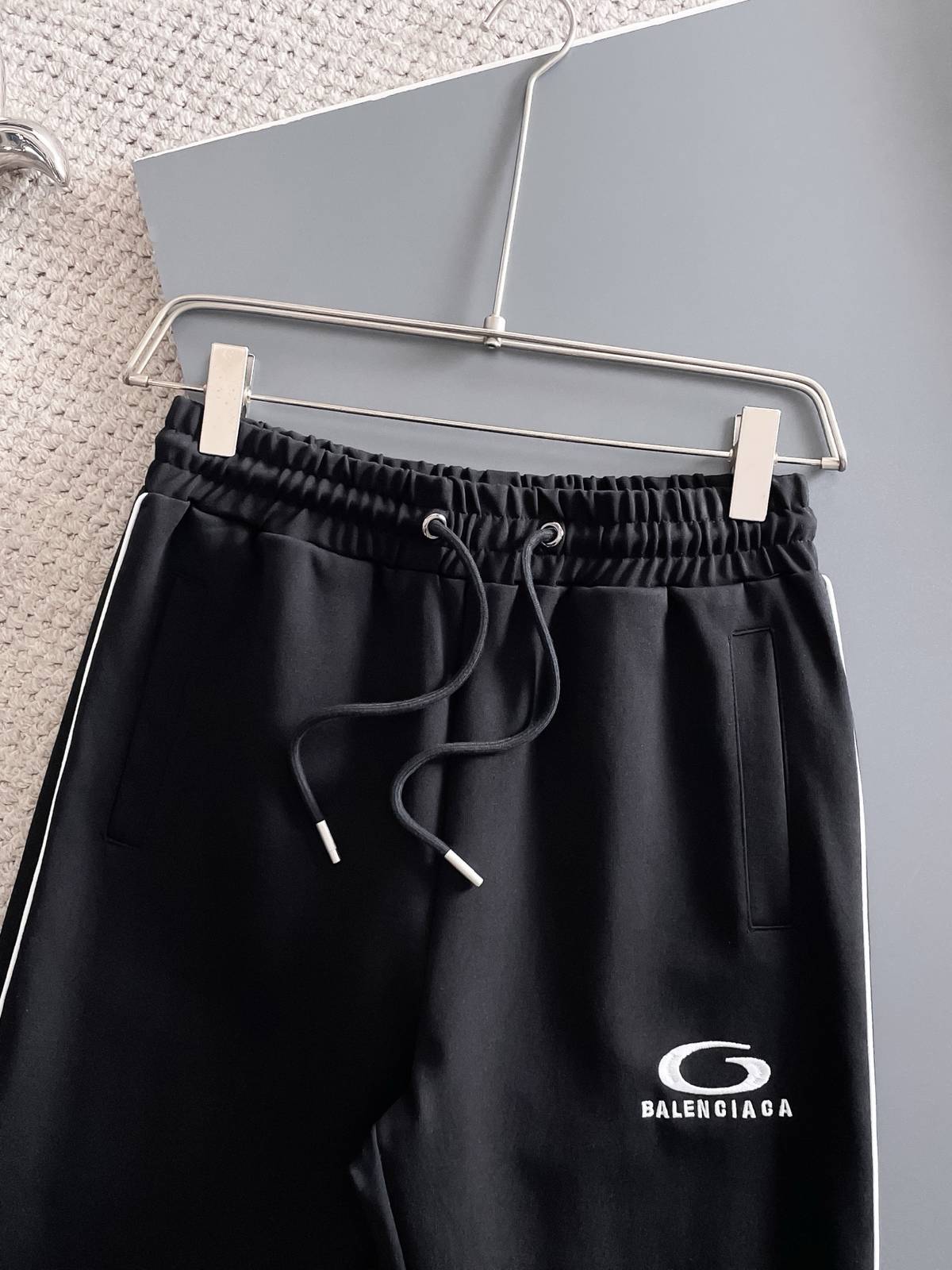 BALENCIAGA バレンシアガ メンズ セットアップ ジップアップパーカー ロゴワッペン ロゴテープ スポーツウェア 秋冬 ブラック - 画像 2