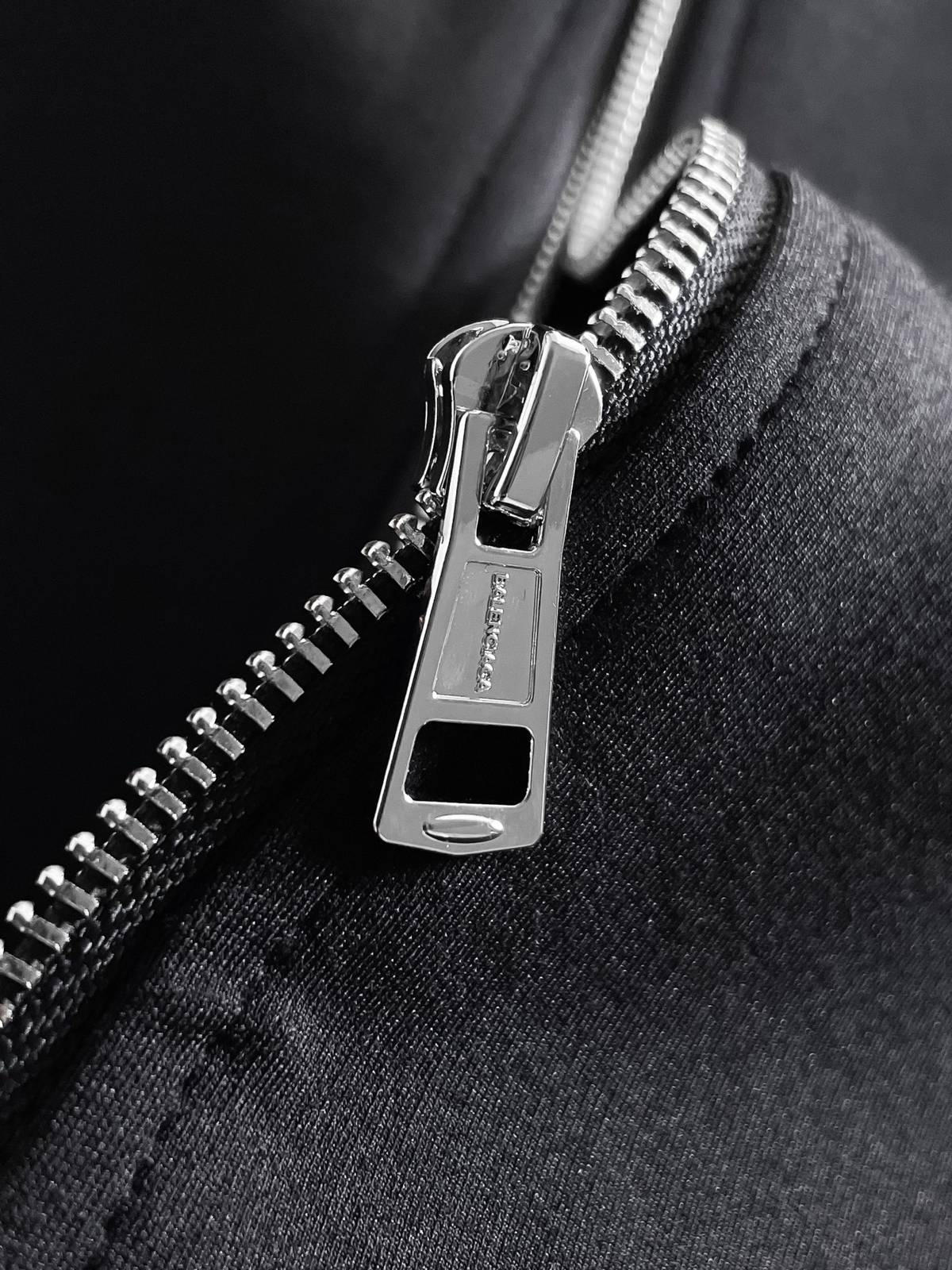 BALENCIAGA バレンシアガ メンズ セットアップ ジップアップパーカー ロゴワッペン ロゴテープ スポーツウェア 秋冬 ブラック - 画像 3