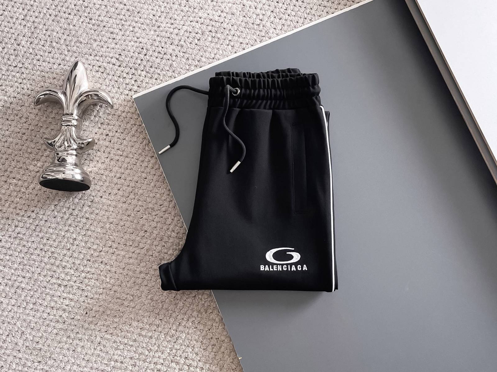 BALENCIAGA バレンシアガ メンズ セットアップ ジップアップパーカー ロゴワッペン ロゴテープ スポーツウェア 秋冬 ブラック - 画像 5