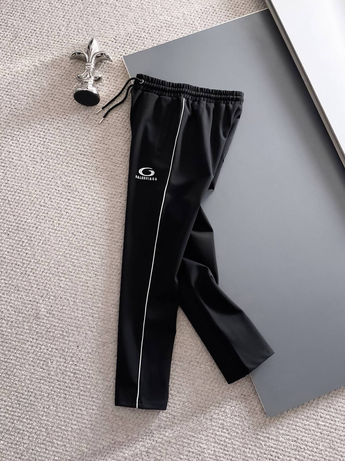BALENCIAGA バレンシアガ メンズ セットアップ ジップアップパーカー ロゴワッペン ロゴテープ スポーツウェア 秋冬 ブラック - 画像 6