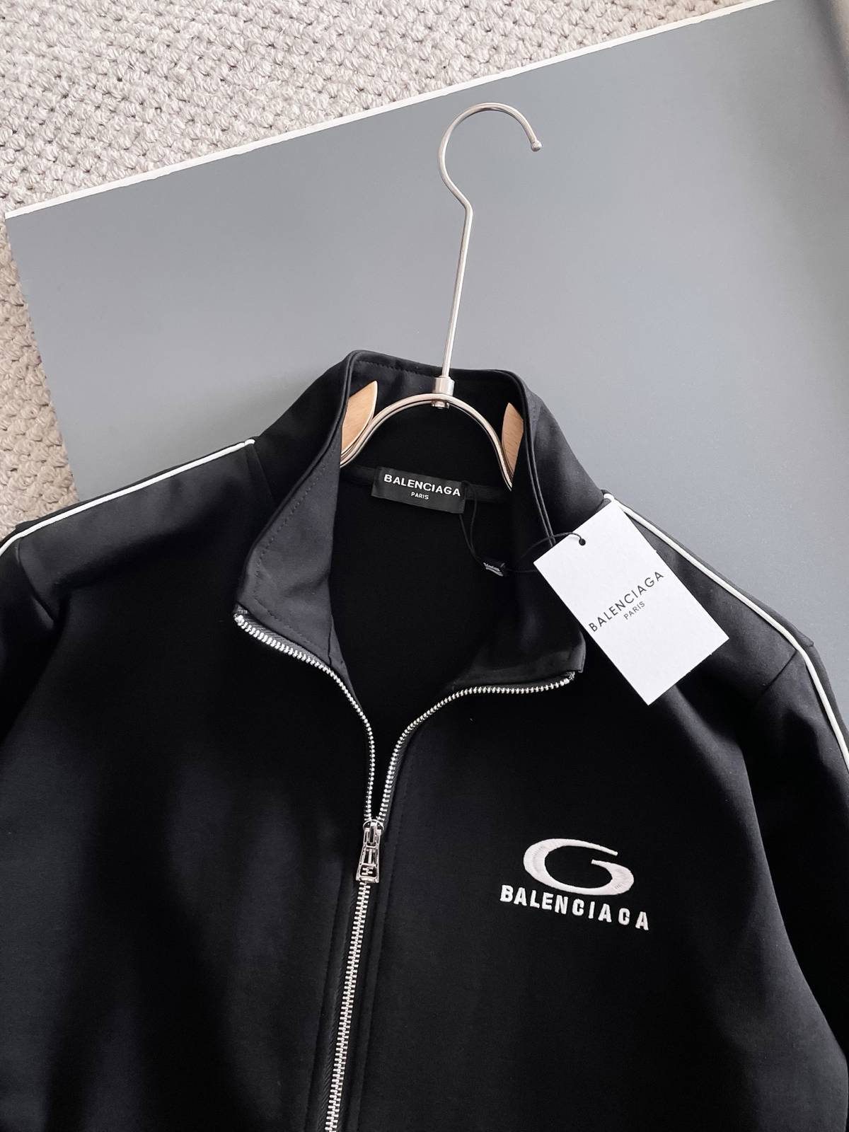 BALENCIAGA バレンシアガ メンズ セットアップ ジップアップパーカー ロゴワッペン ロゴテープ スポーツウェア 秋冬 ブラック - 画像 7
