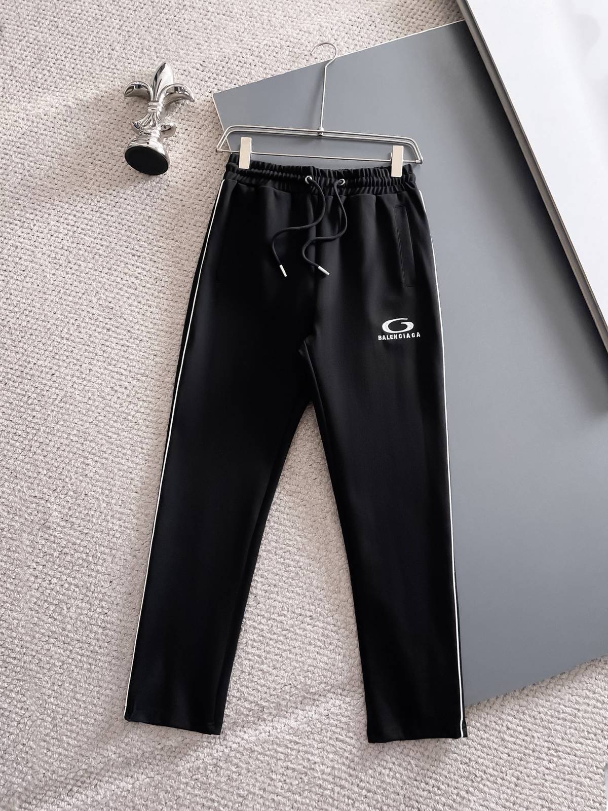 BALENCIAGA バレンシアガ メンズ セットアップ ジップアップパーカー ロゴワッペン ロゴテープ スポーツウェア 秋冬 ブラック - 画像 8