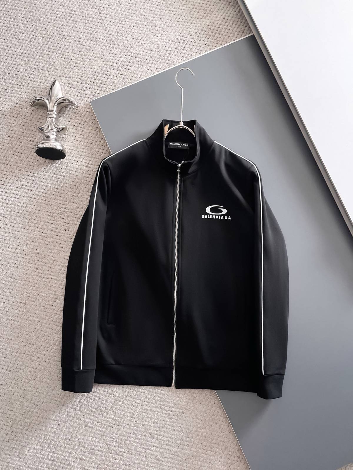 BALENCIAGA バレンシアガ メンズ セットアップ ジップアップパーカー ロゴワッペン ロゴテープ スポーツウェア 秋冬 ブラック - 画像 9