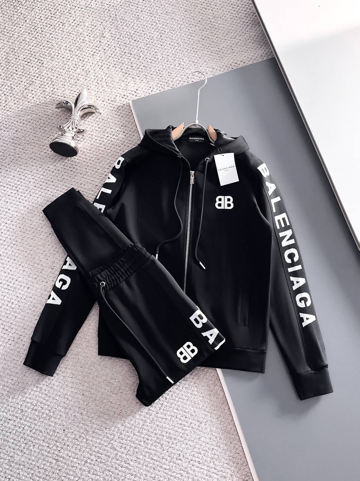 BALENCIAGA バレンシアガ メンズ セットアップ ジップパーカー ロゴワッペン ロゴテープ スポーツウェア ブラック