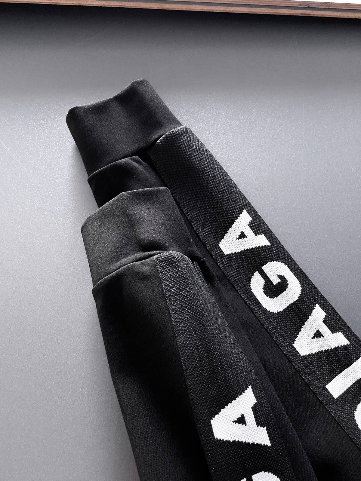 BALENCIAGA バレンシアガ メンズ セットアップ ジップパーカー ロゴワッペン ロゴテープ スポーツウェア ブラック - 画像 2