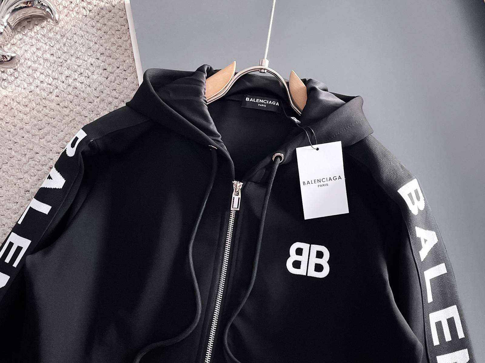 BALENCIAGA バレンシアガ メンズ セットアップ ジップパーカー ロゴワッペン ロゴテープ スポーツウェア ブラック - 画像 3