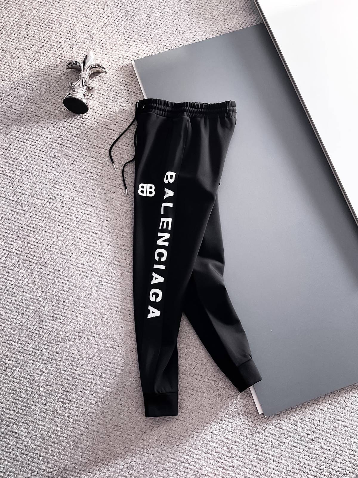 BALENCIAGA バレンシアガ メンズ セットアップ ジップパーカー ロゴワッペン ロゴテープ スポーツウェア ブラック - 画像 4