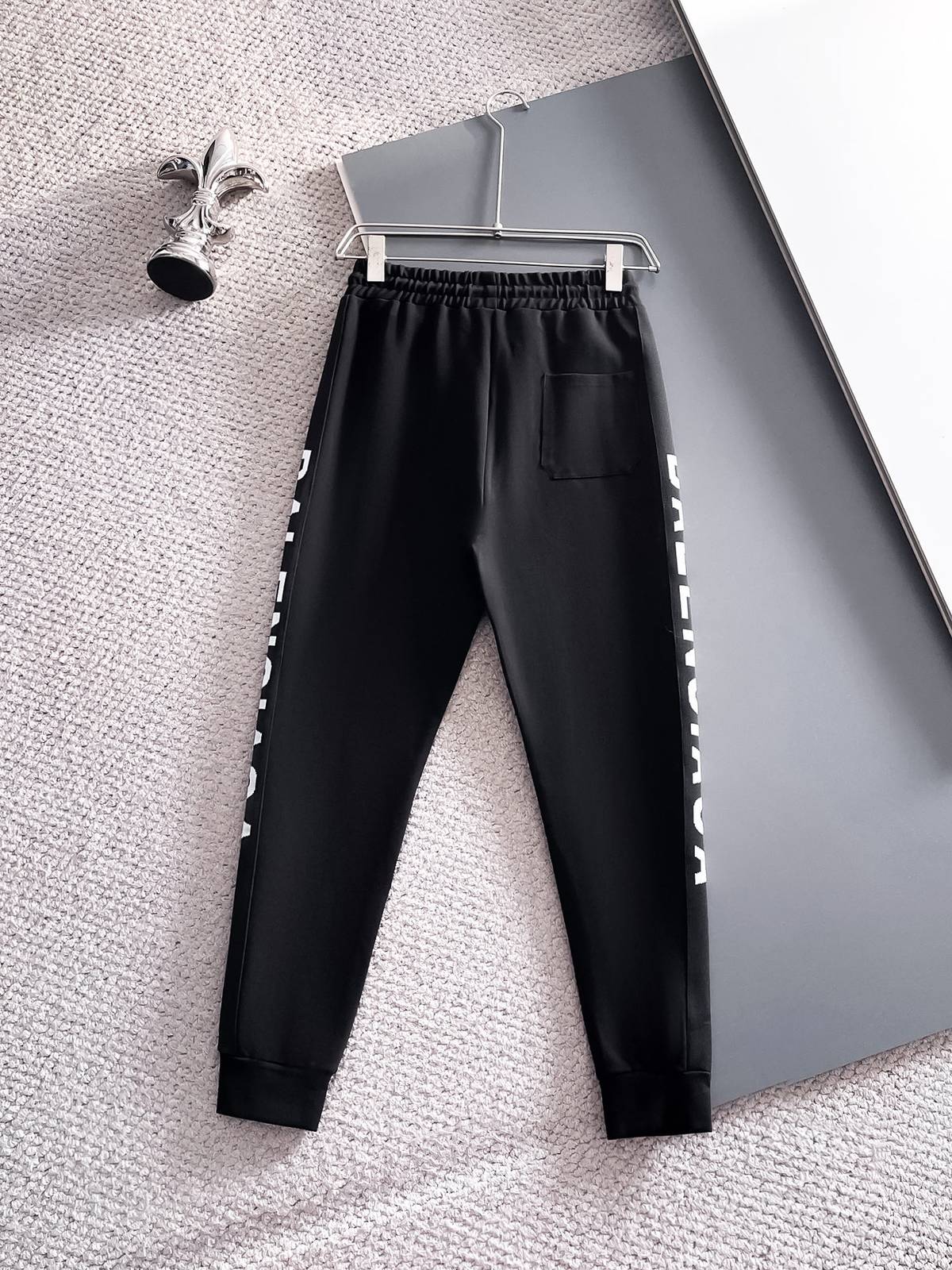 BALENCIAGA バレンシアガ メンズ セットアップ ジップパーカー ロゴワッペン ロゴテープ スポーツウェア ブラック - 画像 5