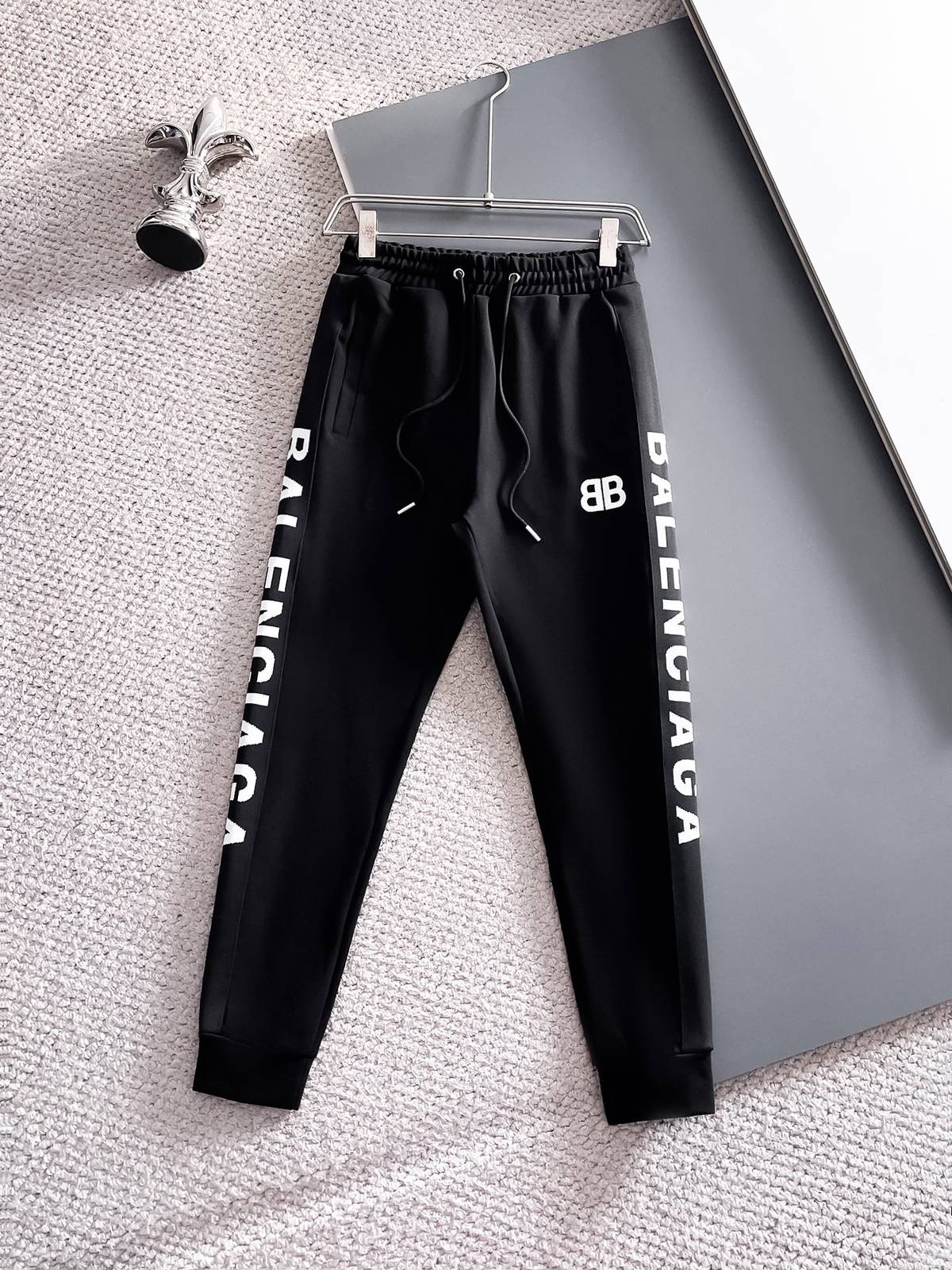 BALENCIAGA バレンシアガ メンズ セットアップ ジップパーカー ロゴワッペン ロゴテープ スポーツウェア ブラック - 画像 6