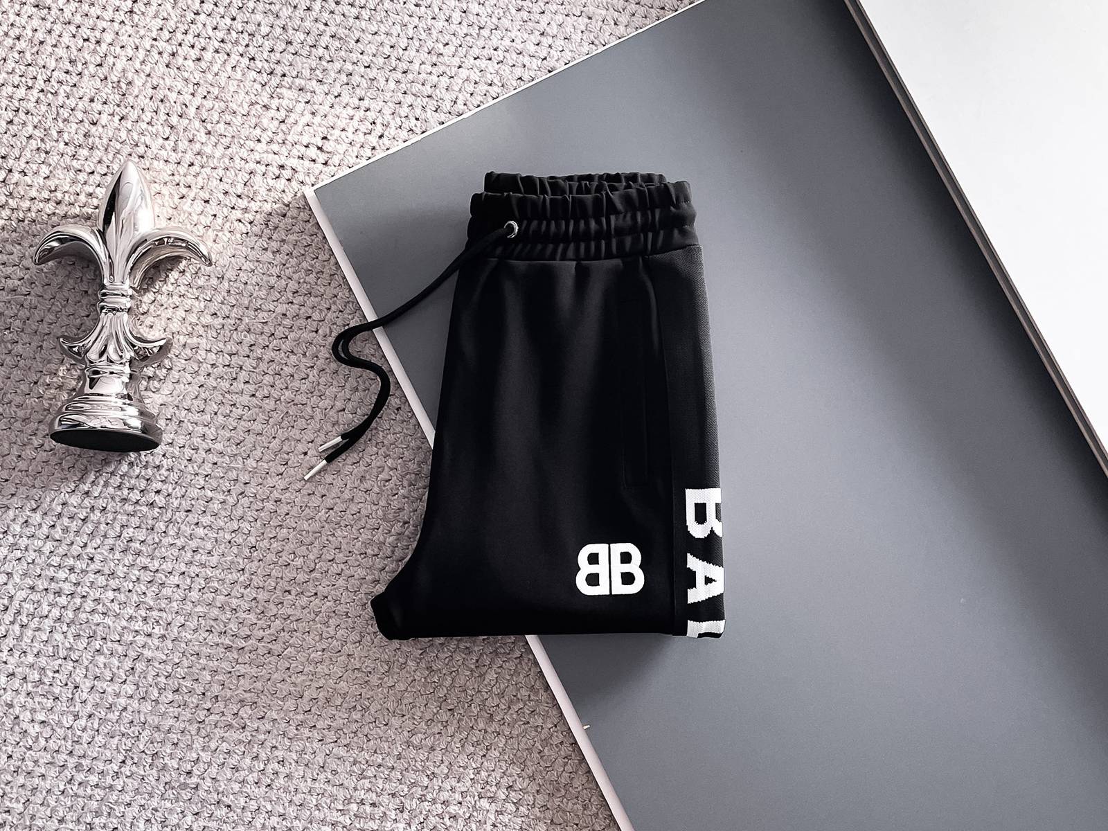 BALENCIAGA バレンシアガ メンズ セットアップ ジップパーカー ロゴワッペン ロゴテープ スポーツウェア ブラック - 画像 7