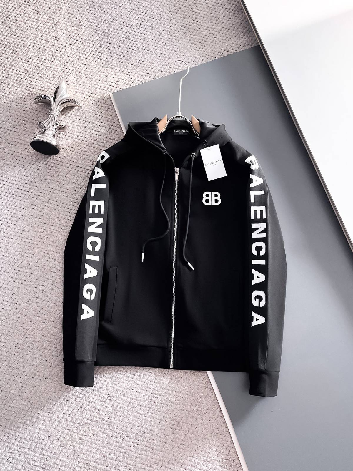 BALENCIAGA バレンシアガ メンズ セットアップ ジップパーカー ロゴワッペン ロゴテープ スポーツウェア ブラック - 画像 9