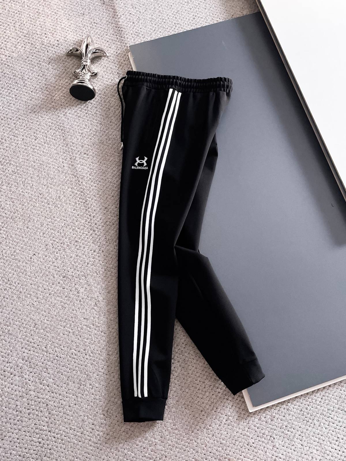 BALENCIAGA バレンシアガ メンズ セットアップ ジップアップパーカー ロゴワッペン サイドライン スポーツウェア ブラック - 画像 2