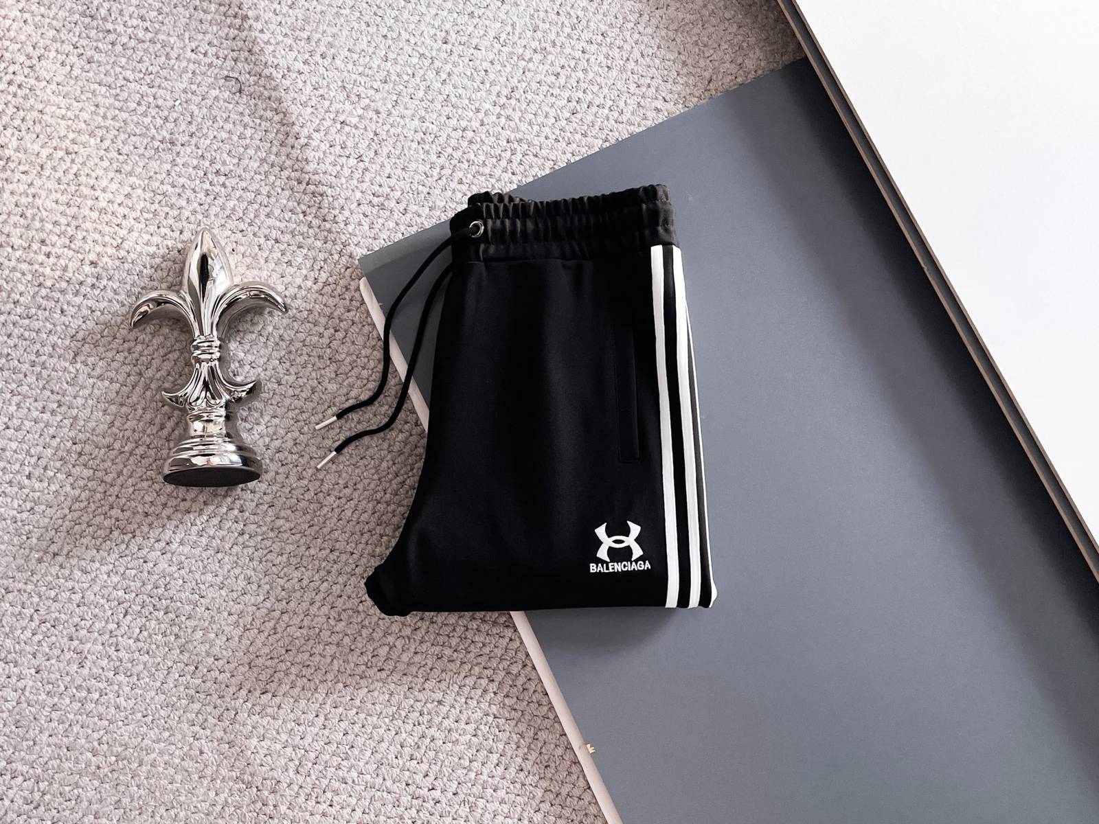 BALENCIAGA バレンシアガ メンズ セットアップ ジップアップパーカー ロゴワッペン サイドライン スポーツウェア ブラック - 画像 3