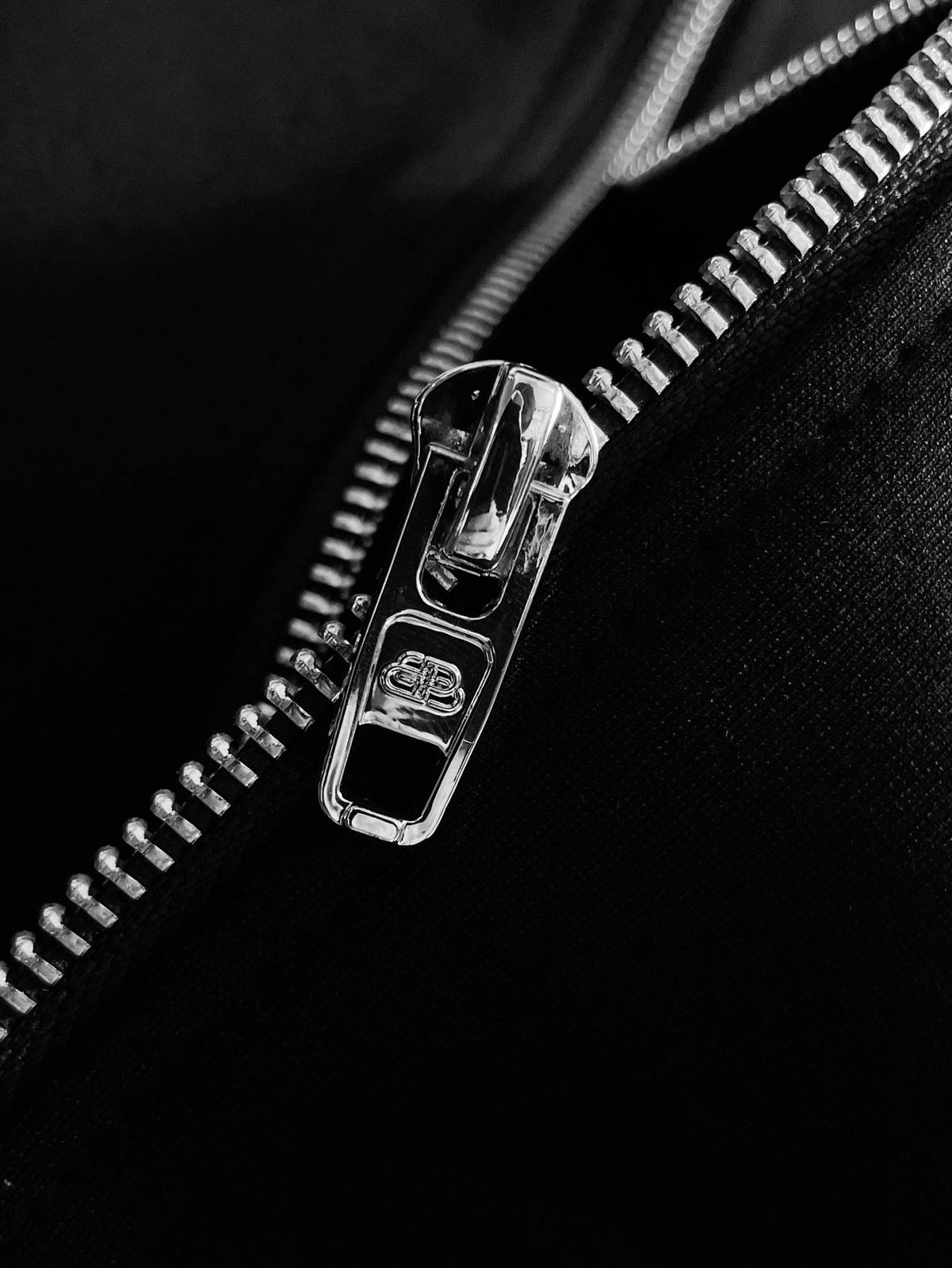BALENCIAGA バレンシアガ メンズ セットアップ ジップアップパーカー ロゴワッペン サイドライン スポーツウェア ブラック - 画像 5