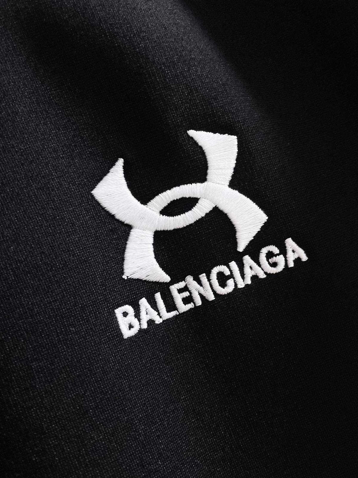 BALENCIAGA バレンシアガ メンズ セットアップ ジップアップパーカー ロゴワッペン サイドライン スポーツウェア ブラック - 画像 6